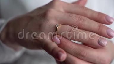 年轻女子戴着带有钻石的手指<strong>首饰</strong>戒指。 豪华昂贵的求婚戒指。 婚礼当天新娘